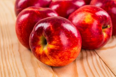 Ahşap kutusunda kırmızı elmalar.