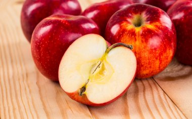 Ahşap kutusunda kırmızı elmalar.