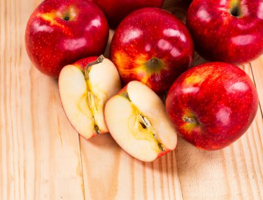 Ahşap kutusunda kırmızı elmalar.