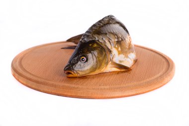 Taze çiğ balık ve gıda maddeleri masada