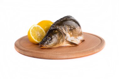 Taze çiğ balık ve gıda maddeleri masada