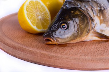 Taze çiğ balık ve gıda maddeleri masada
