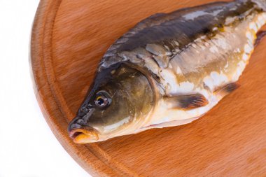 Taze çiğ balık ve gıda maddeleri masada