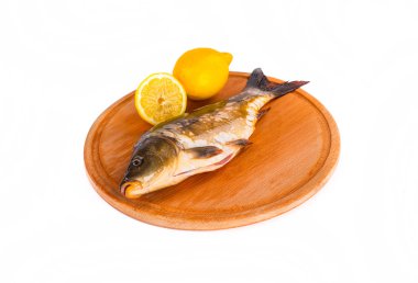 Taze çiğ balık ve gıda maddeleri masada