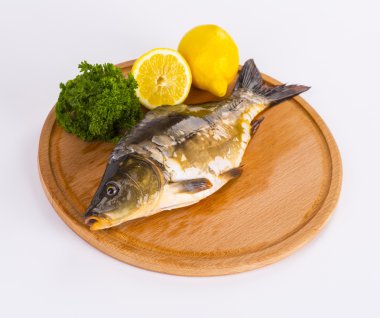 Taze çiğ balık ve gıda maddeleri masada