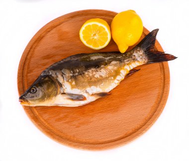 Taze çiğ balık ve gıda maddeleri masada