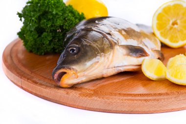 Taze çiğ balık ve gıda maddeleri masada