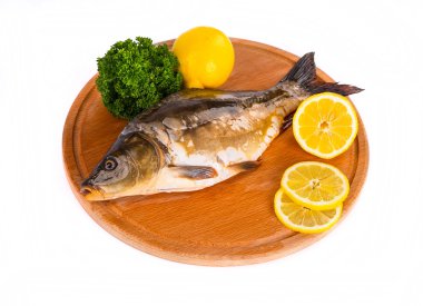 Taze çiğ balık ve gıda maddeleri masada