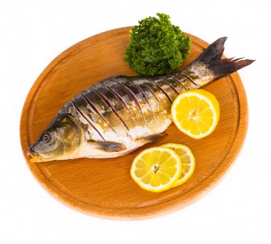 Taze çiğ balık ve gıda maddeleri masada