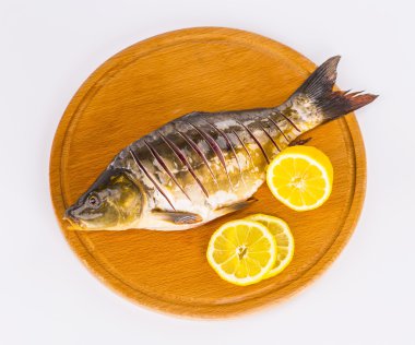 Taze çiğ balık ve gıda maddeleri masada