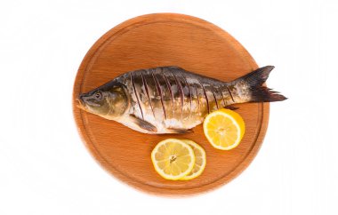 Taze çiğ balık ve gıda maddeleri masada