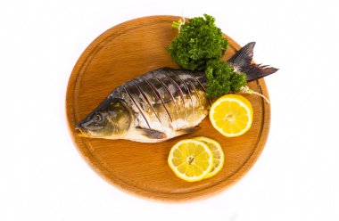 Taze çiğ balık ve gıda maddeleri masada