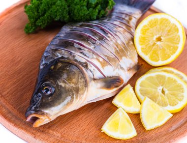 Taze çiğ balık ve gıda maddeleri masada