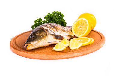 Taze çiğ balık ve gıda maddeleri masada