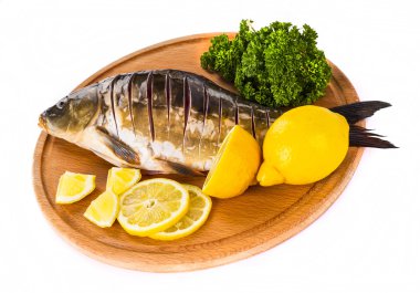 Taze çiğ balık ve gıda maddeleri masada