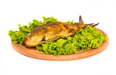 Taze bitki ve limonlu kızarmış balık.