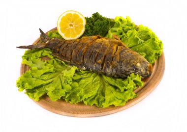 Taze bitki ve limonlu kızarmış balık.