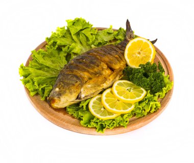 Taze bitki ve limonlu kızarmış balık.