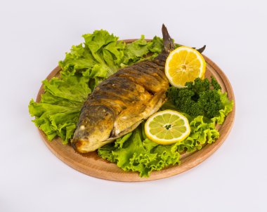 Taze bitki ve limonlu kızarmış balık.