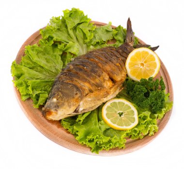 Taze bitki ve limonlu kızarmış balık.