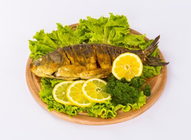 Taze bitki ve limonlu kızarmış balık.