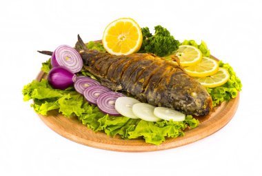 Taze bitki ve limonlu kızarmış balık.