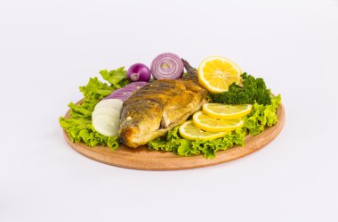 Taze bitki ve limonlu kızarmış balık.