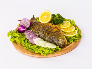 Taze bitki ve limonlu kızarmış balık.