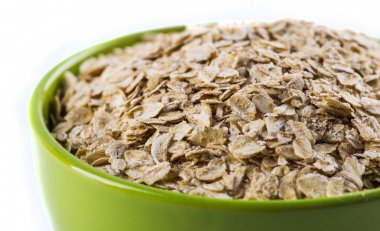 Beyaz bir arka plan üzerinde hububat topluluğu