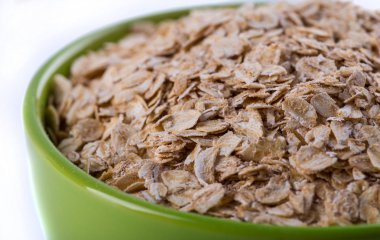 Beyaz bir arka plan üzerinde hububat topluluğu