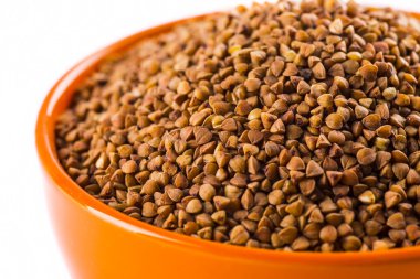 Beyaz bir arka plan üzerinde hububat topluluğu