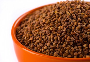 Beyaz bir arka plan üzerinde hububat topluluğu