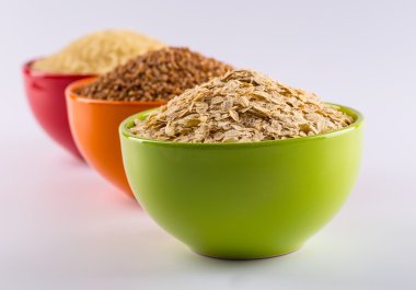 Beyaz bir arka plan üzerinde hububat topluluğu