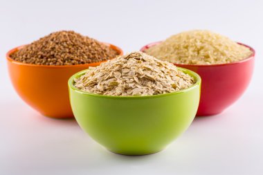 Beyaz bir arka plan üzerinde hububat topluluğu