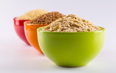 Beyaz bir arka plan üzerinde hububat topluluğu