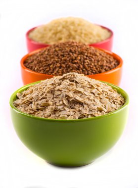 Beyaz bir arka plan üzerinde hububat topluluğu