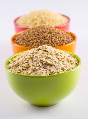 Beyaz bir arka plan üzerinde hububat topluluğu