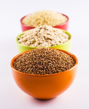 Beyaz bir arka plan üzerinde hububat topluluğu