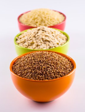 Beyaz bir arka plan üzerinde hububat topluluğu