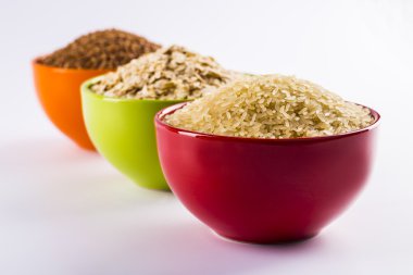 Beyaz bir arka plan üzerinde hububat topluluğu