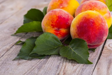 Ahşap arka planda taze şeftali