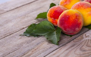 Ahşap arka planda taze şeftali