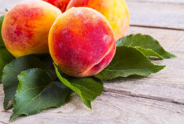 Ahşap arka planda taze şeftali