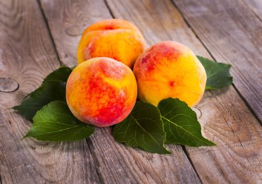 Ahşap arka planda taze şeftali