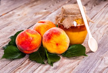 Ahşap arka planda taze şeftali