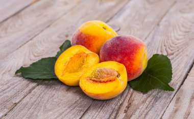 Ahşap arka planda taze şeftali