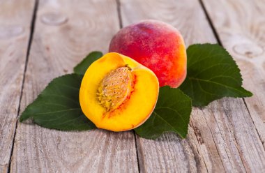 Ahşap arka planda taze şeftali