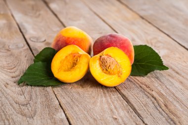 Ahşap arka planda taze şeftali