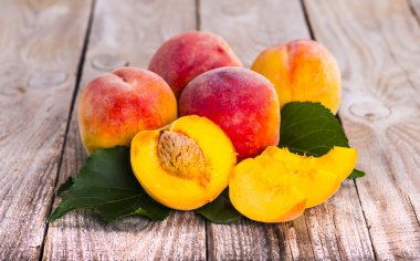 Ahşap arka planda taze şeftali