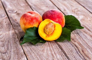 Ahşap arka planda taze şeftali